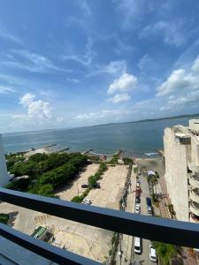 Vom Balkon eines Gebäudes genießen Sie Meerblick. in der Unterkunft APTO ESTUIO 11 in Cartagena de Indias