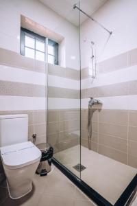 W łazience znajduje się toaleta i przeszklony prysznic. w obiekcie Lihnidos Square w Ochrydzie