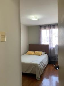 una camera con un letto con due cuscini sopra di Costa Verde 2 Bedrooms Apartment Miraflores a Lima