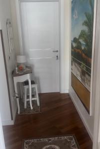 um corredor com uma porta, uma mesa e um tapete em b&b by family L&G em Vibo Marina