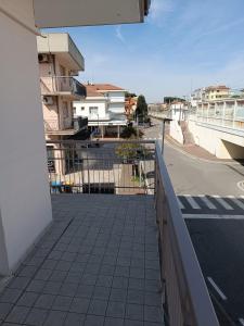 vista su un balcone di un edificio di Casa D'Elia a Riccione