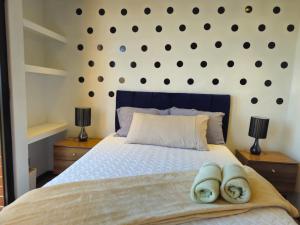 Säng eller sängar i ett rum på Airali Apartment
