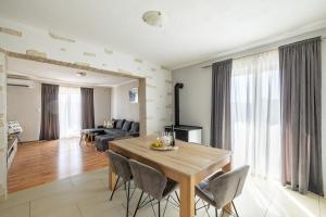 un soggiorno con tavolo e sedie in legno di Apartment Under the Rock a Spalato (Split)
