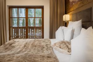 um quarto com uma cama grande e uma janela em Chalet Royal em Sinaia