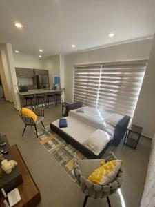 マサトランにあるCondo in El Centro Near Malecon!のベッドとテーブルと椅子のある部屋