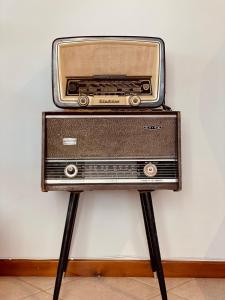 stare radio siedzące na stojaku przy ścianie w obiekcie VILLA NEXT TO THE SEA!! w mieście Kalimnos