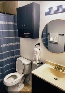 ein Badezimmer mit Toilette, Waschbecken und Spiegel in der Unterkunft The pearl Island2 in Davenport + 11 Fotos