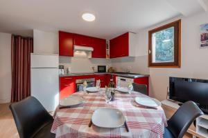 Kuchyňa alebo kuchynka v ubytovaní Serre Chevalier Studio 30 m2 coin montagne à 8 Minutes des Pistes