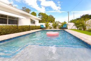 uma piscina com um brinquedo na água em Magnolia Home • Clearwater Beach • BBQ • Sunroom em Clearwater