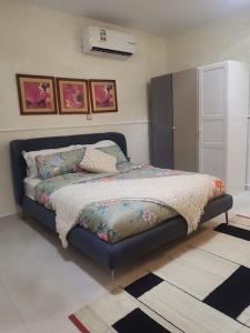 Säng eller sängar i ett rum på A blissful Muscat stay