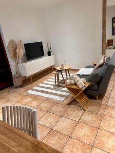 uma sala de estar com um sofá e uma televisão em Villa Kapresse du 978 - Guest house em Saint Martin