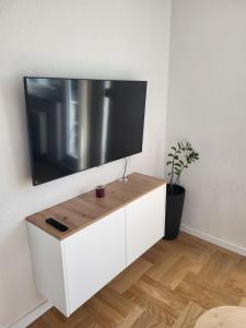 - une télévision à écran plat sur une armoire blanche dans l'établissement Studio Apartman Ana, à Zagreb