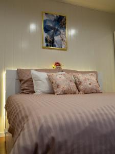 a bedroom with a large bed with two pillows at Apartament Classic Comfort Aleja NMP 8 - Free parking in Częstochowa