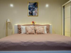 a bedroom with a large bed with two pillows at Apartament Classic Comfort Aleja NMP 8 - Free parking in Częstochowa