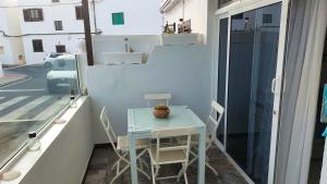 einen kleinen Tisch und zwei Stühle auf dem Balkon in der Unterkunft 2 bedrooms appartement at Arrieta 300 m away from the beach with furnished terrace and wifi in Arrieta
