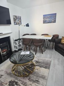 een woonkamer met een tafel en stoelen bij Vienna Orpington in Orpington