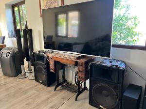 sala de estar con mesa y algunos altavoces en Natural Home Campanario, en Santiago