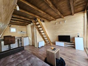 ein Wohnzimmer mit Holzwänden und einer Holzdecke in der Unterkunft Vikendica L&V home in Valjevo
