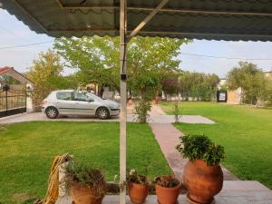Fotografie z fotogalerie ubytování San Mamas Seaside Cottage-House, Large Garden and Caravan v destinaci Áyios Mámas