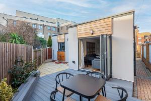 Balkón nebo terasa v ubytování Stylish 2 Bed Bungalow in East Ham, Close to Excel