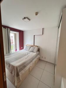 a bedroom with a bed and a window at 902. Flat Blend - Proibido fumar in Brasília +9 photos