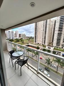 d'un balcon avec une table et des chaises offrant une vue sur la ville. dans l'établissement 902. Flat Blend - Proibido fumar, à Brasilia 9 autres photos