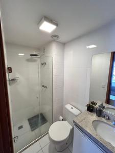 une salle de bain avec toilettes, douche et lavabo dans l'établissement 902. Flat Blend - Proibido fumar, à Brasilia