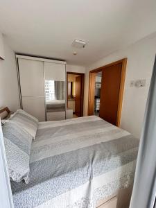 une chambre avec un grand lit et un grand miroir dans l'établissement 902. Flat Blend - Proibido fumar, à Brasilia