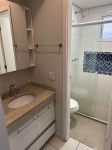 Un baño con lavabo, inodoro y ducha. en Lindo ap garden Soul Paulista 102, en São Paulo