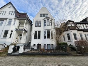 Dos casas blancas están juntas. en Stadtoase: Exklusive Apartments für Ruhe und Entspannung, en Bremen