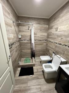 a bathroom with a toilet and a sink at Casa Náutico con estacionamiento privado in Río Gallegos