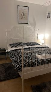 - un lit blanc dans une chambre avec une photo sur le mur dans l'établissement Rocco Apartment-FREE PARKING&WIFI, à Zagreb
