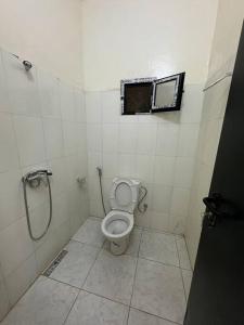a bathroom with a toilet and a shower at Studio parfaitement confortable in Nouakchott
