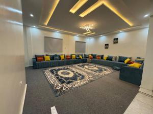 a living room with a couch and a rug at Studio parfaitement confortable in Nouakchott