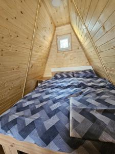 L & V A FRAME HOME mogucnost najma ATW vozila uz objekat房間的床