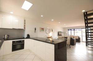 cocina con fregadero y encimera en Raintrees Moffat Beach en Caloundra