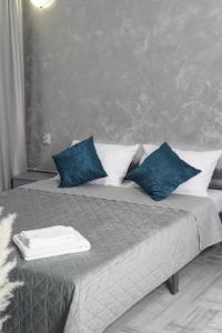 A bed or beds in a room at 24 Shades of Grey, apartament central, ceai, cafea, filtru apa rece-fierbinte, pat 160 cm cu saltea memory foam