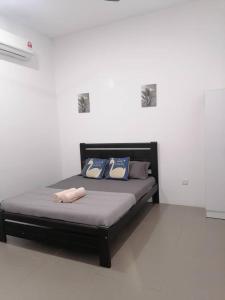 Posteľ alebo postele v izbe v ubytovaní Aaira Homestay d'Alor Setar