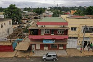 einen Blick über eine Stadt mit einem Gebäude in der Unterkunft Residencial Avenida Geovanni in São Tomé