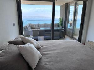 1 dormitorio con 1 cama y vistas al océano en Departamento con Vista al mar, en Viña del Mar