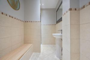 A bathroom at Stradbroke House - 5-Bed Home, Sleeps 11, Great for Group Stays & Workers, FREE Parking & Netflix