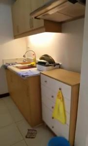 una cocina con fregadero y encimera en Eagle's Nest - 2BR Furnished with Fast Internet and Netflix, en Davao City
