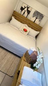 a bedroom with a bed and a basket of flowers at PARAISOS DE GABRIELA in Villalba