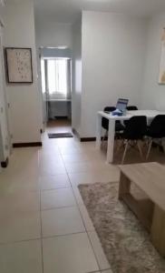 sala de estar con mesa y ordenador portátil. en Eagle's Nest - 2BR Furnished with Fast Internet and Netflix, en Davao City 14 fotos más