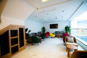 Televízia a/alebo spoločenská miestnosť v ubytovaní Twin Hotel Tanger