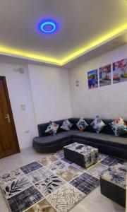 ein Wohnzimmer mit einem Sofa und einer blauen Decke in der Unterkunft Regnar hotel in Mansoura