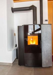 un horno con chimenea dentro de una habitación en Chalet Iris, en Adelboden