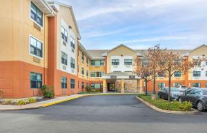 un parking en face d'un bâtiment dans l'établissement Extended Stay America Select Suites - Philadelphia - Malvern - Great Valley, à Malvern