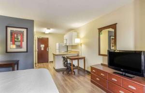 Habitación de hotel con cama y TV de pantalla plana. en Extended Stay America Select Suites - Philadelphia - Malvern - Great Valley en Malvern