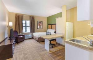 Cette chambre comprend un lit et un lavabo. dans l'établissement Extended Stay America Suites - Albany - SUNY, à Albany